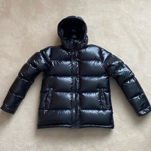 Aritzia Mr. Superpuff - Gloss Black - Medium